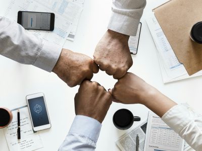 蜜月传媒 传媒公司会议室里摊开的合作方案文件与两杯咖啡，窗外是秋天下午的城市天际线