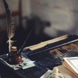 作者韩知微的编辑工作照，桌面上摊开多份合作合同草稿与标注笔