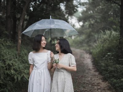 外包接单沟通现场,两人在桌前逐条核对交付物验收标准与时间节点