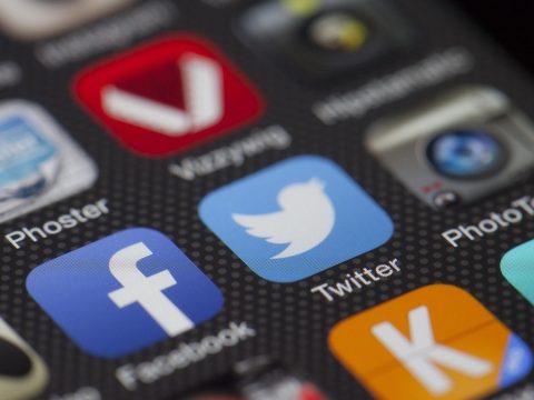 手机上显示搜索结果列表与多条相关推荐链接的界面截图氛围图