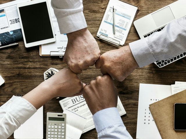 手机与平板并排放在桌面上，屏幕显示爱豆传媒相关页面的响应速度测试结果
