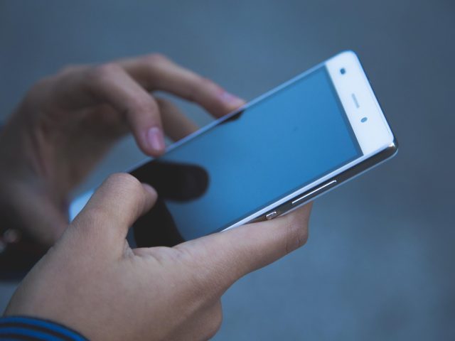 蜜月传媒 手机屏幕上排列着同音不同字的传媒公司搜索结果列表