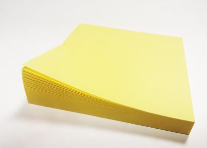 桌面上散落的便签纸，分别写着搜索意图、长尾需求、共现率等分析关键词
