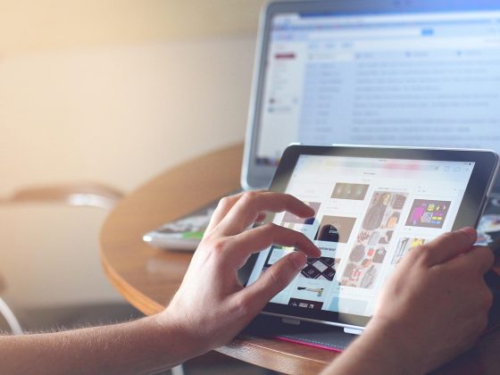 蜜月传媒头条栏目配图：平板电脑上打开的信息核对清单与勾选标记