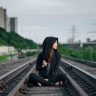 读者头像：穿连帽衫的学生在宿舍床上用平板电脑阅读长文